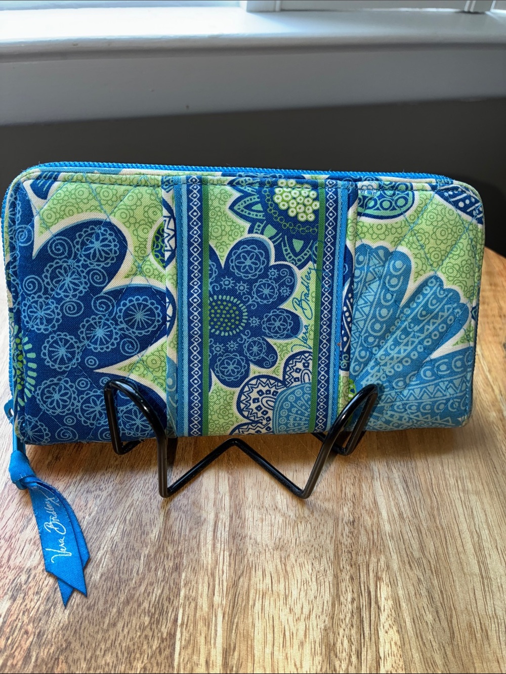 Vera Bradley 5 Compartment Quilted Wallet in Brilliant Blues & Green - Picture 1 of 5